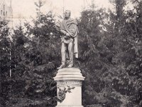 Spomenik Petru Preradoviću, Akademički trg (današnji Trg Josipa Juraja Strossmayera) oko 1905. godine  Spomenik nije oduvijek bio na Cvjetnom trgu. Svečano je otkriven 1895. godine na tadašnjem Akademičkom trgu (današnji Strossmayerov trg). Na sadašnju lokaciju premješten je tek 1954. godine.